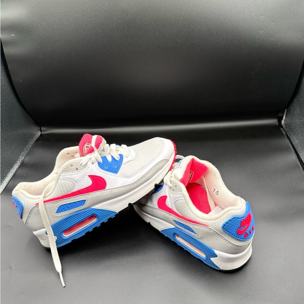 Nike White and Pink Sneakers Sporty Design